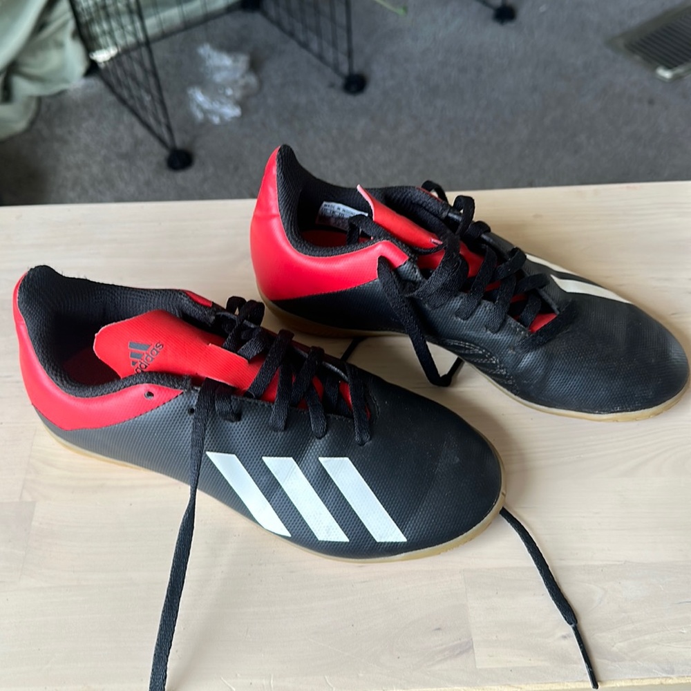 Adidas youth indoor soccer shoes size 1.5